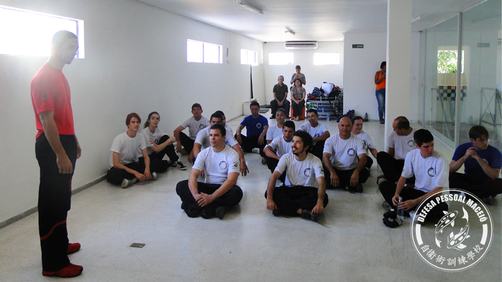 Foto sede 2014 turma sentada ouvido instruções do sifu elder