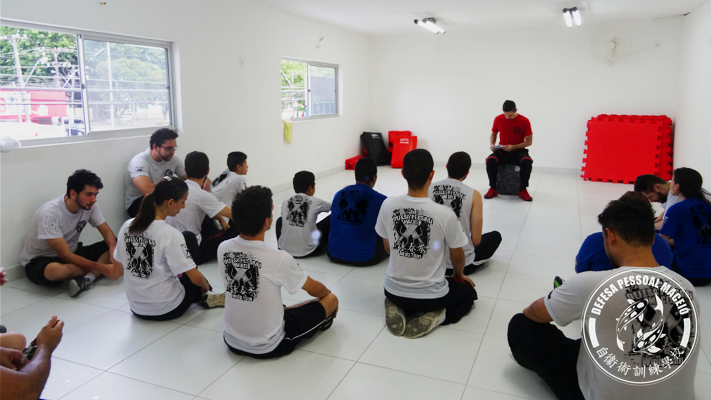 Foto sede 2012 sifu Elder fazendo uma esquiva e desferindo um soco